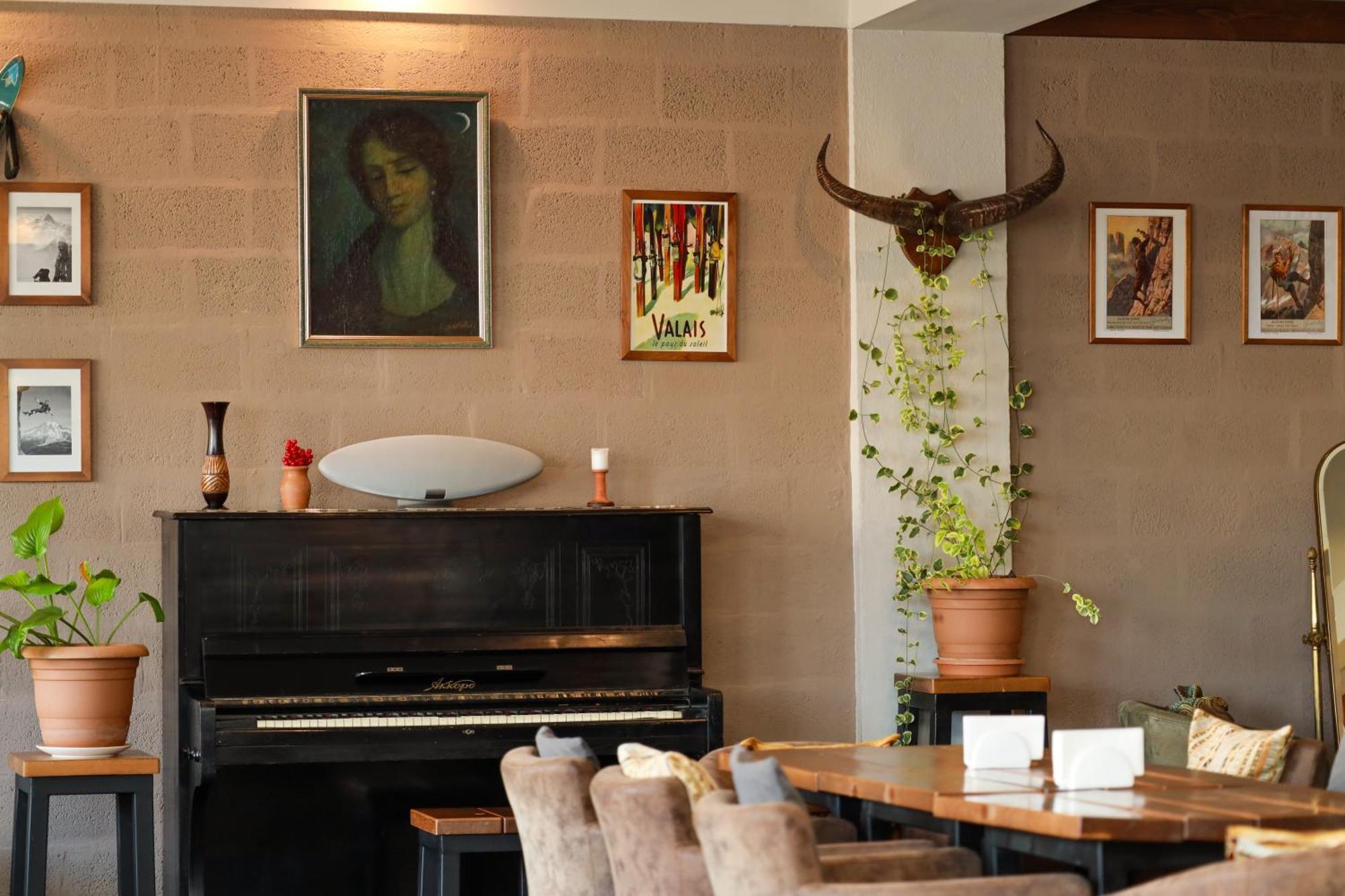 Alpine Lounge Boutique Hotel Kazbegi Eksteriør bilde